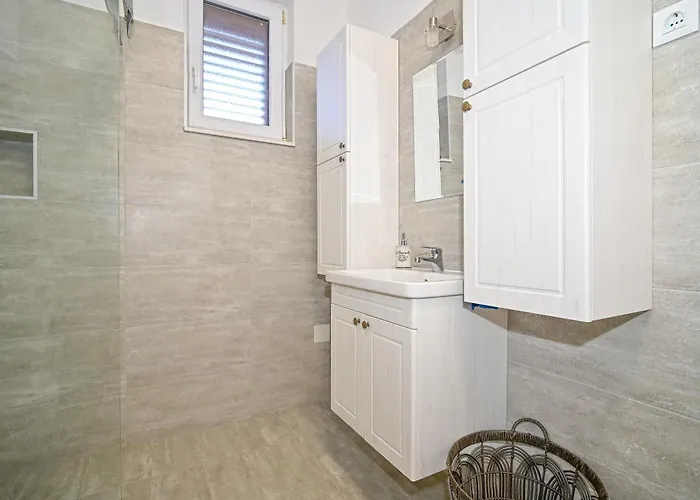 Ami Strozanac Подстрана