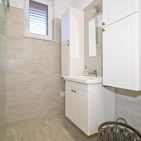 Ami Strozanac Podstrana