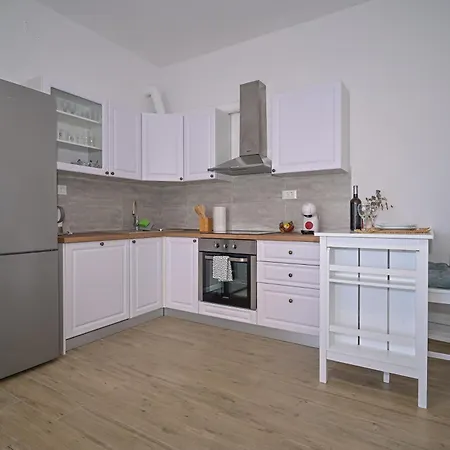 Ami Strozanac * Podstrana